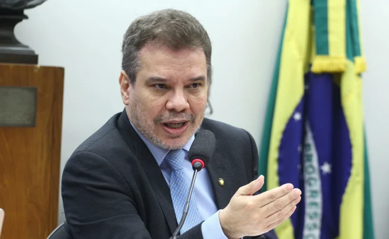 Em comissão na Câmara, ministro da Justiça evita responder sobre Ramagem