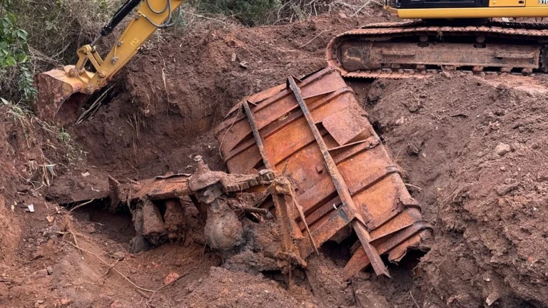 Caminhão desaparecido por mais de dez anos é encontrado enterrado no RS