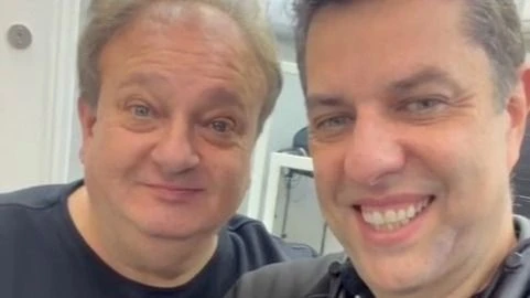 Érick Jacquin começa a escovar os dentes: 