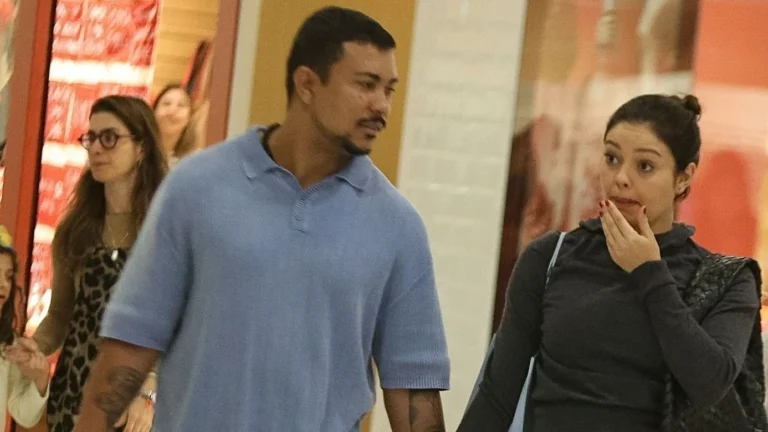 Sophie Charlotte e Xamã são vistos de mãos dadas em shopping no Leblon