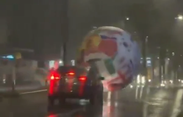 Vídeo: bola gigante rola pelas ruas de El Salvador durante tempestade
