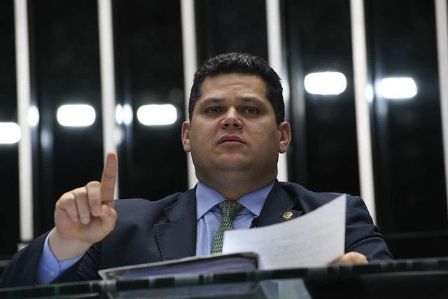 Alcolumbre evita compromisso com 6×1 e governo teme “pauta-bomba” no Senado