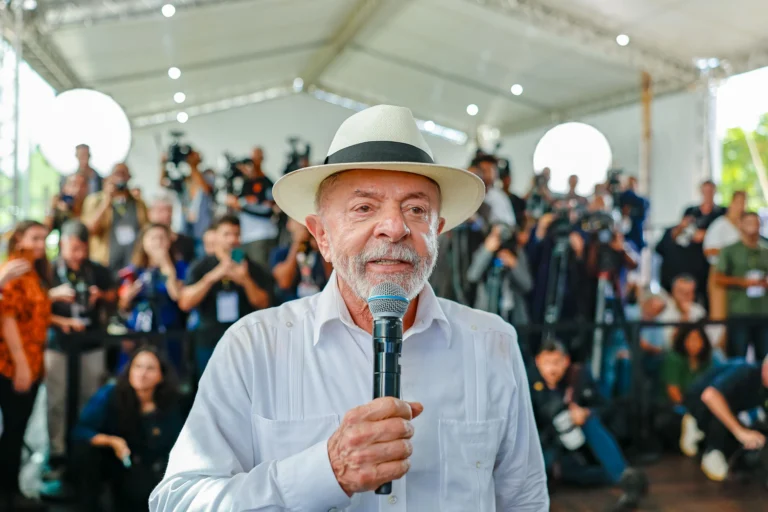 Nós que deveríamos aumentar taxação dos EUA, diz Lula após novas sanções