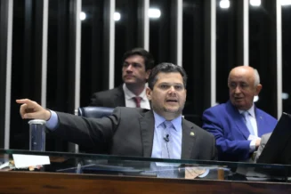 Alcolumbre reclama de pressão e evita data para votar textos 