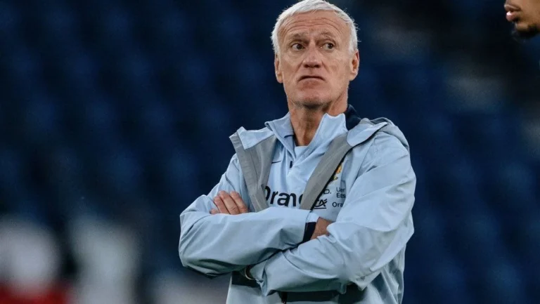Deschamps retorna à seleção francesa após morte da mãe durante a Copa
