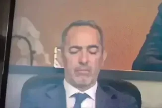 Dormiu? Campeão viraliza durante jogo da Espanha na Copa
