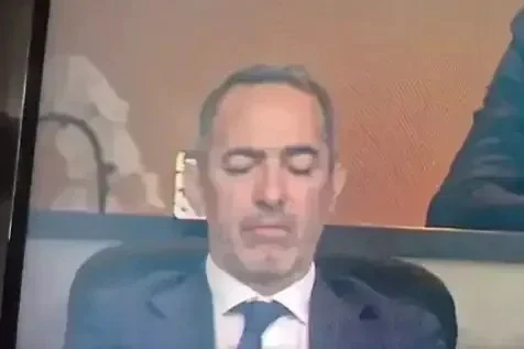 Dormiu? Campeão viraliza durante jogo da Espanha na Copa