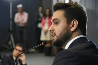 Moraes nega pedido para ampliar visitas de parlamentares a Filipe Martins