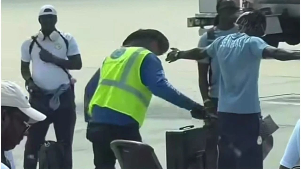 Delegação do Senegal é revistada ainda na pista ao chegar aos EUA; veja