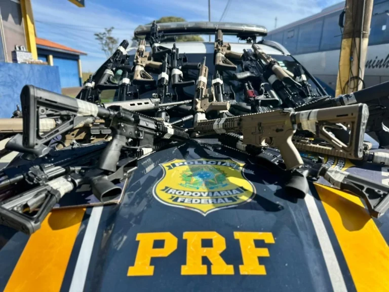 PRF bate recorde ao apreender 26 fuzis, incluindo AK-47, de origem russa