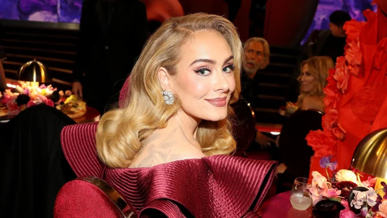 Adele teria sido vista gravando música em Londres, diz jornal