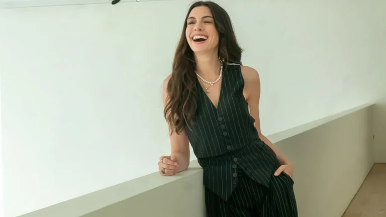 Após anunciar gravidez, Anne Hathaway exibe barrigão em St. Tropez