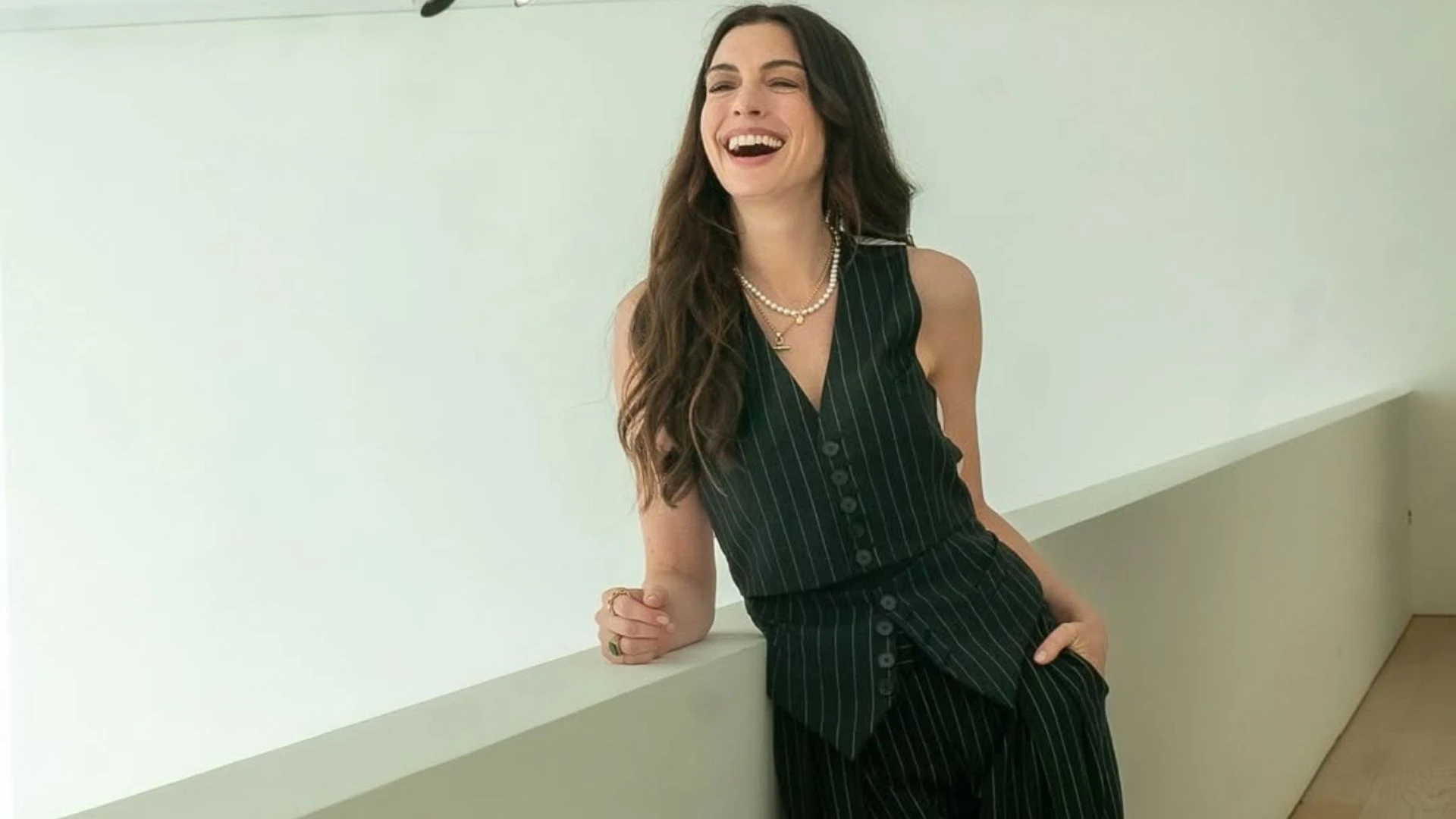 Após anunciar gravidez, Anne Hathaway exibe barrigão em St. Tropez