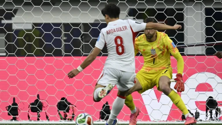 Turquia marca no fim e vence Estados Unidos na Copa do Mundo
