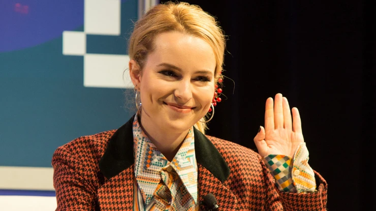 Bridgit Mendler pede desculpas à fãs após ter músicas vazadas; veja