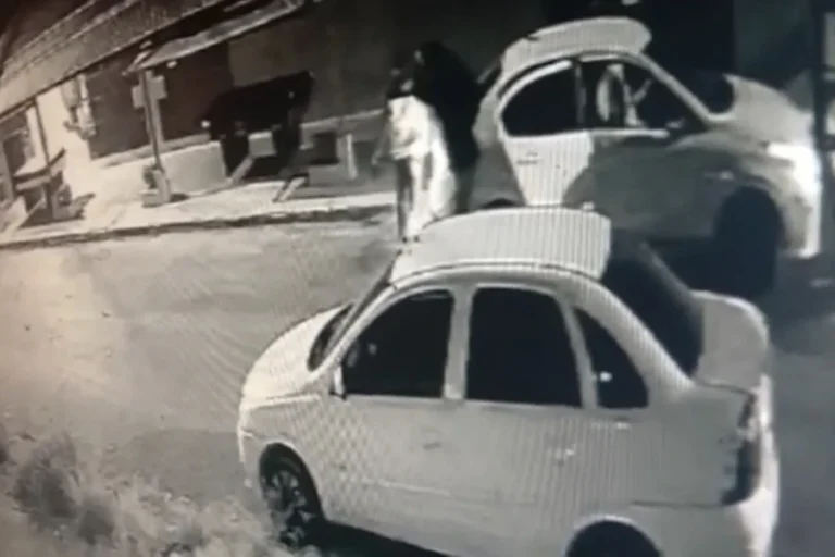 Criminosos invadem casa, matam homem e levam esposa dele como refém. Veja vídeo