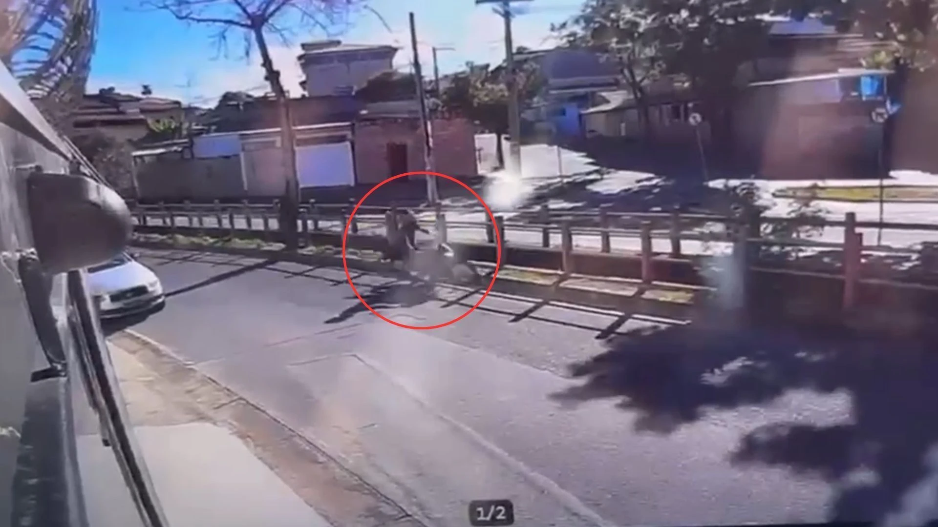 Vídeo: homem bate em meio-fio e é arremessado para dentro de córrego em MG