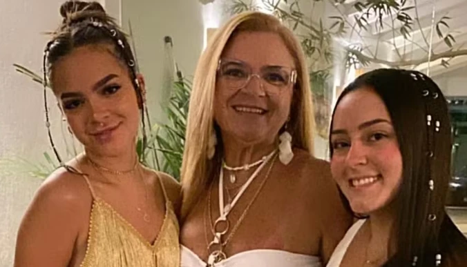 Mel Maia e irmã recebem diamantes feitos com cinzas da mãe