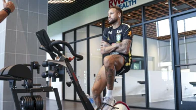 Neymar presta apoio ao Wesley depois de corte da Copa do Mundo