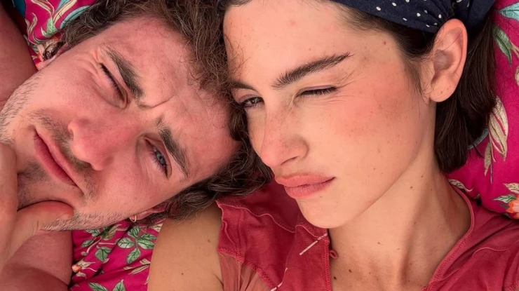 Gracie Abrams diz que sentiu medo de namoro com ator afetar sua carreira