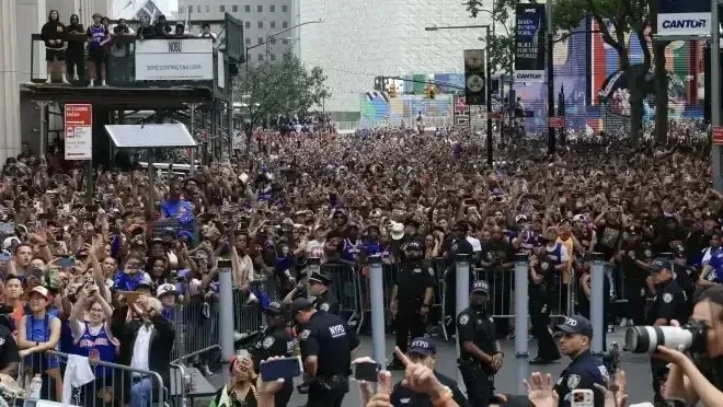 Nova York “esquece” Copa e vive festa do título dos Knicks na NBA