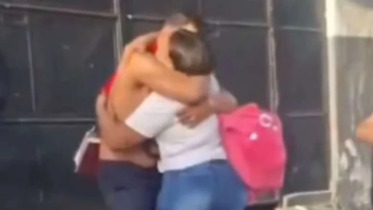 VÍDEO: Filha de cantor famoso é solta após um ano de prisão; veja