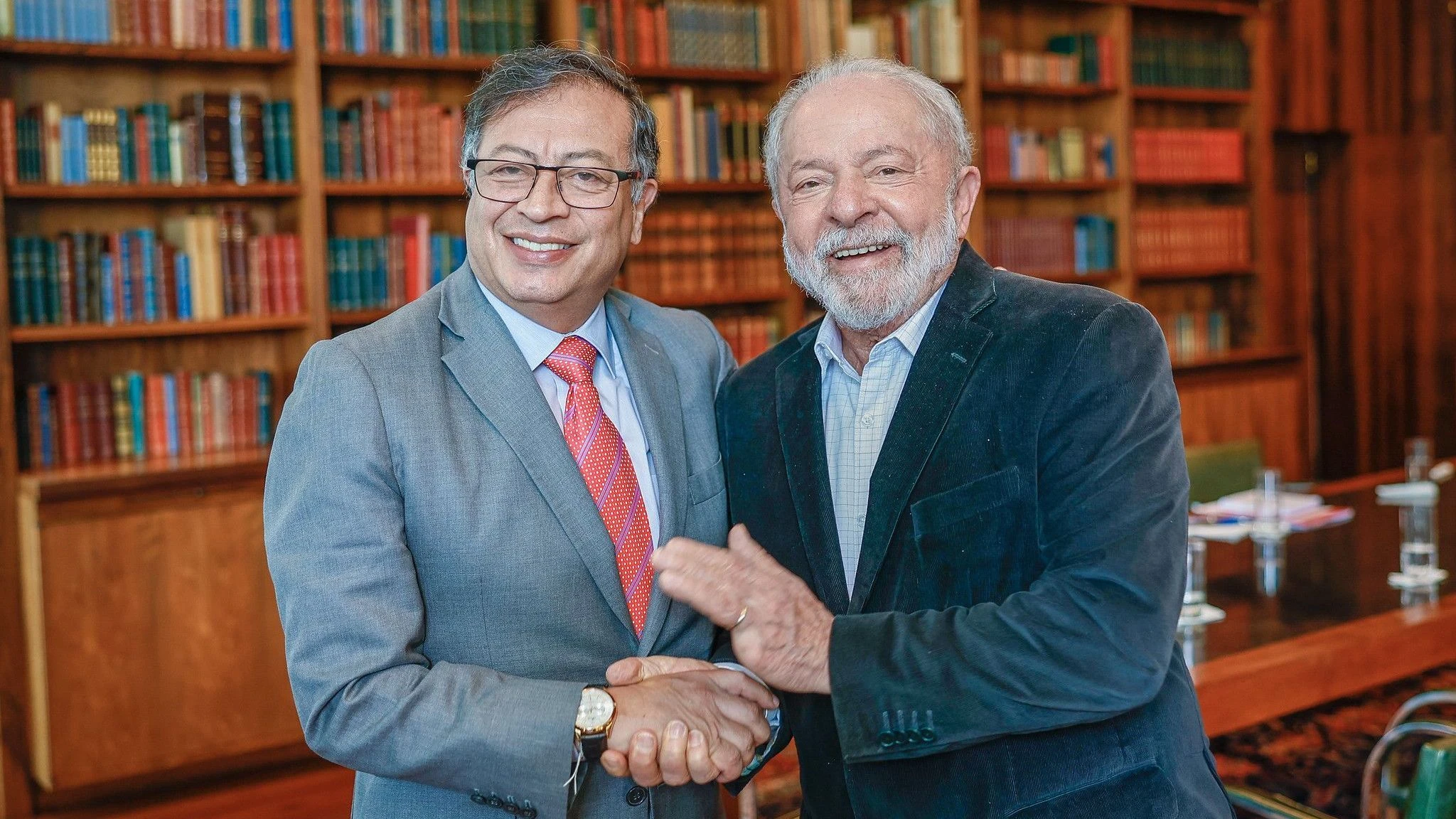 Em ligação com Lula, Petro promete transição pacífica na Colômbia