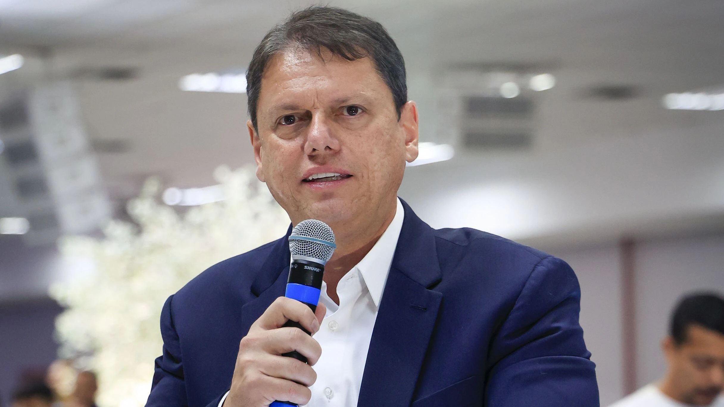 “Cabe ao Brasil continuar negociando”, defende Tarcísio à CNN