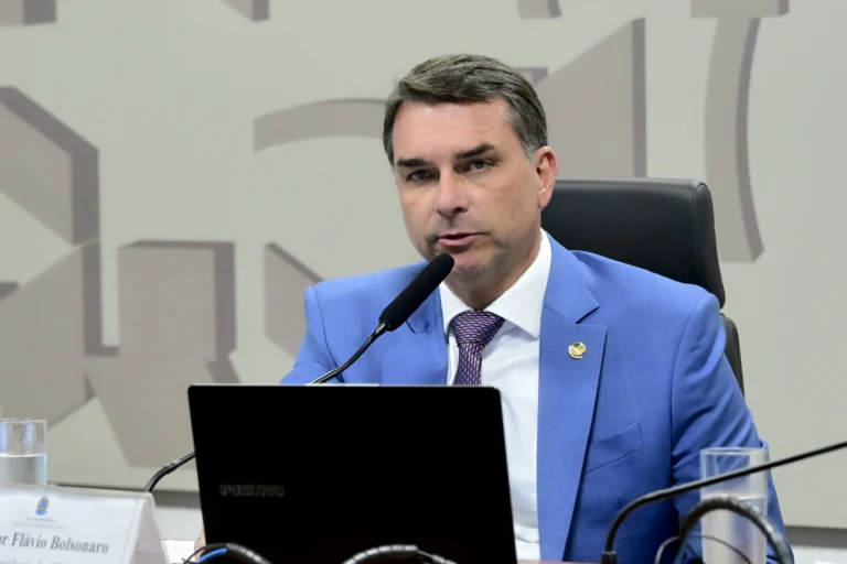 Campanha pretende reunir 50 mulheres em apoio a Flávio