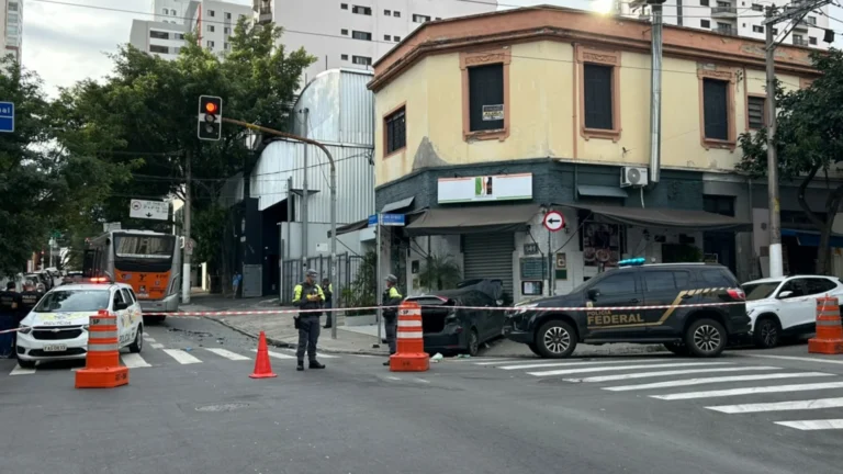 Delegado fica ferido em acidente com viatura descaracterizada da PF em SP