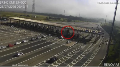 Vídeo: carro em alta velocidade voa e derruba teto de pedágio em SP