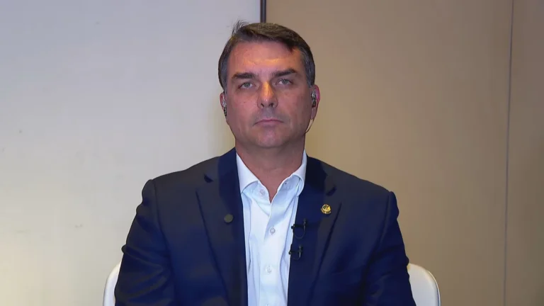 Decisão de Moraes que proíbe visitas a Bolsonaro é “vingança”, diz Flávio