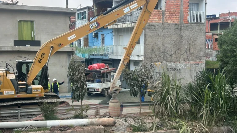 Sabesp fecha cratera em Osasco; três imóveis seguem interditados