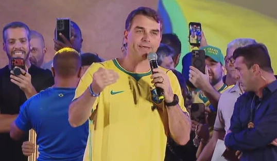 Flávio explora críticas de Rúbio para culpar Lula por tarifaço