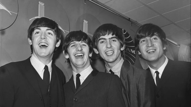 Ringo Starr revela como os Beatles lidavam com flatulências em viagens