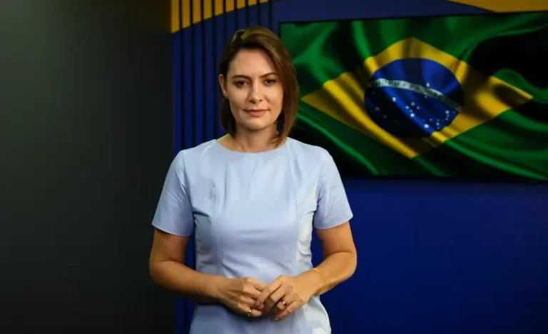 Em vídeo para convenção, Michelle declara apoio a campanha de Flávio