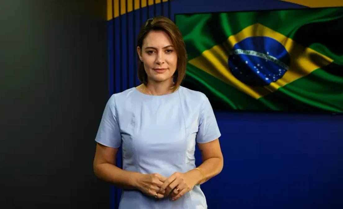 Em vídeo para convenção, Michelle declara apoio a campanha de Flávio