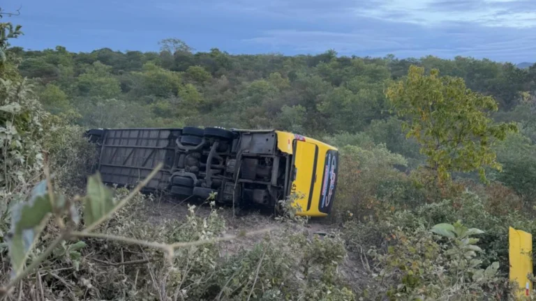 Acidente de ônibus com romeiros no CE deixa 2 mortos e mais de 20 feridos