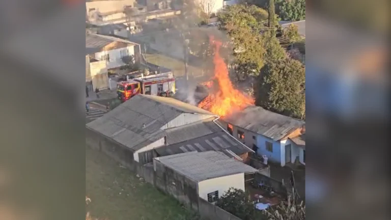 Vídeo: Vizinhos salvam homem de incêndio em casa no Paraná