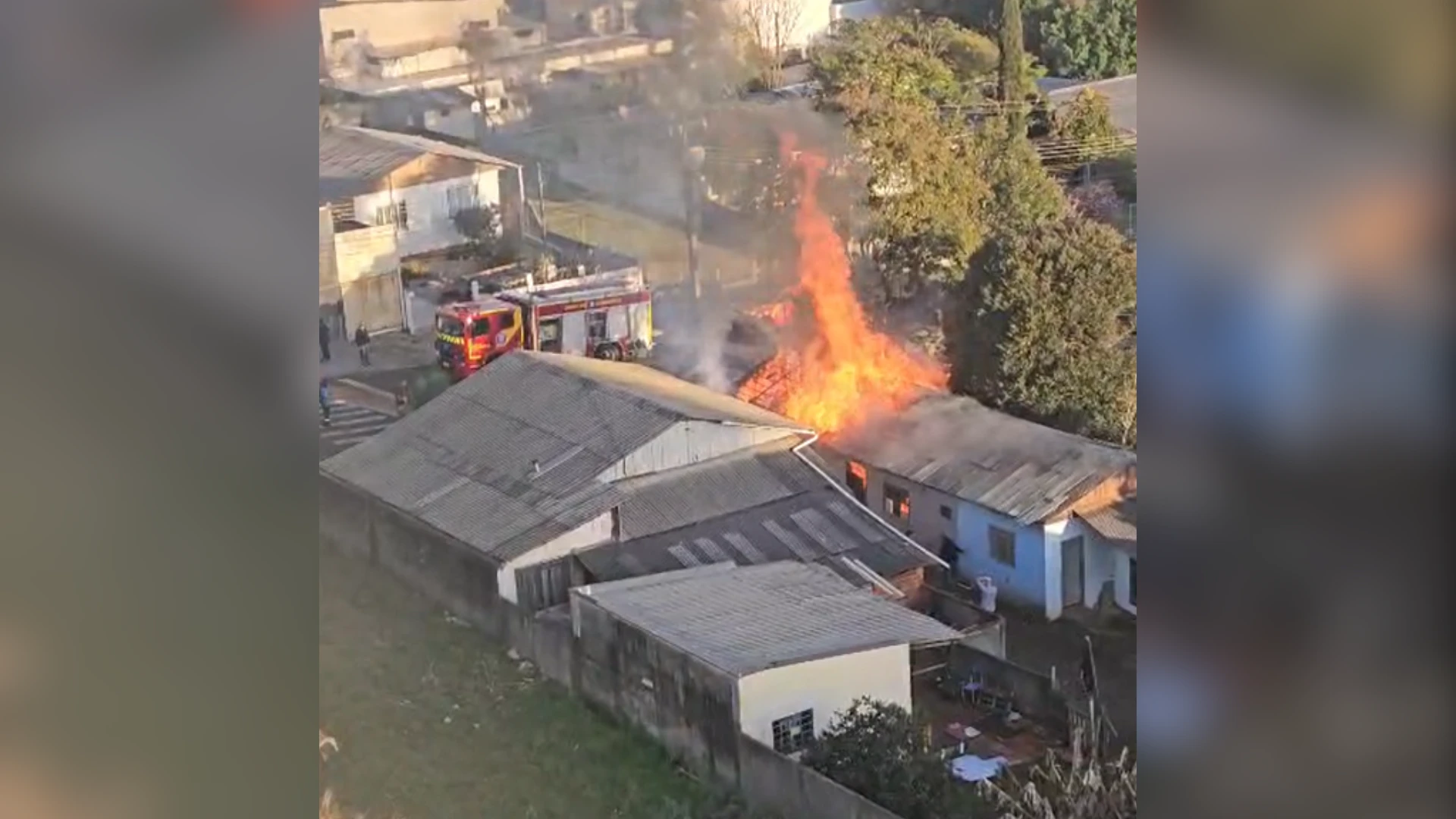 Vídeo: Vizinhos salvam homem de incêndio em casa no Paraná