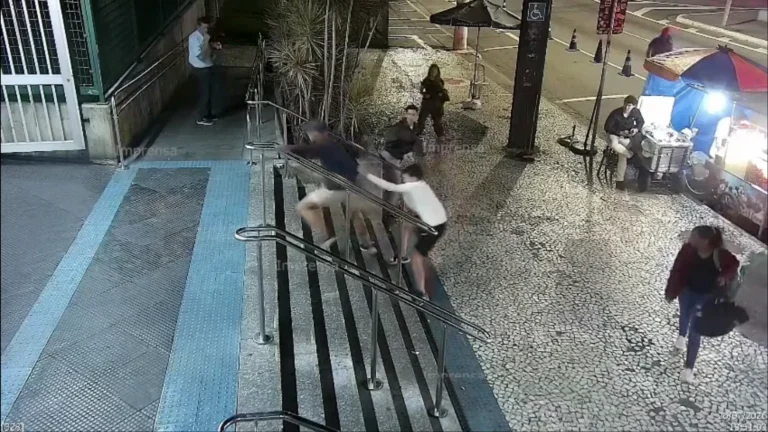 Vídeo: Homem é preso após tentar roubar celular em frente ao Metrô em SP