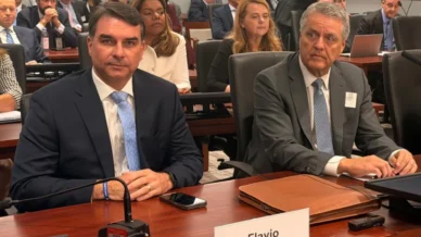 Nos EUA, Flávio diz defender “cancelamento” e não “adiamento” de tarifaço