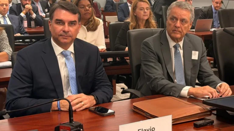 Nos EUA, Flávio diz defender “cancelamento” e não “adiamento” de tarifaço