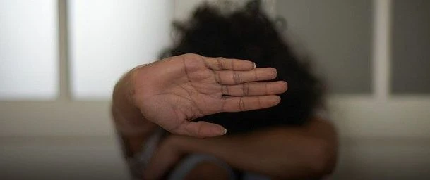 Maioria dos feminicídios atinge mulheres negras e ocorre dentro de casa