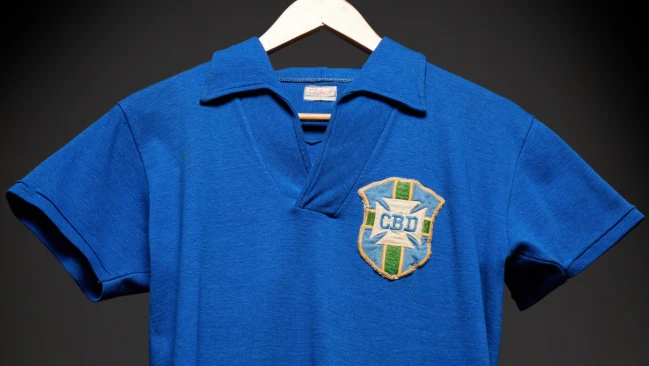 Camisa do Pelé da final da Copa de 1958 é leiloada por quase R$ 25 milhões