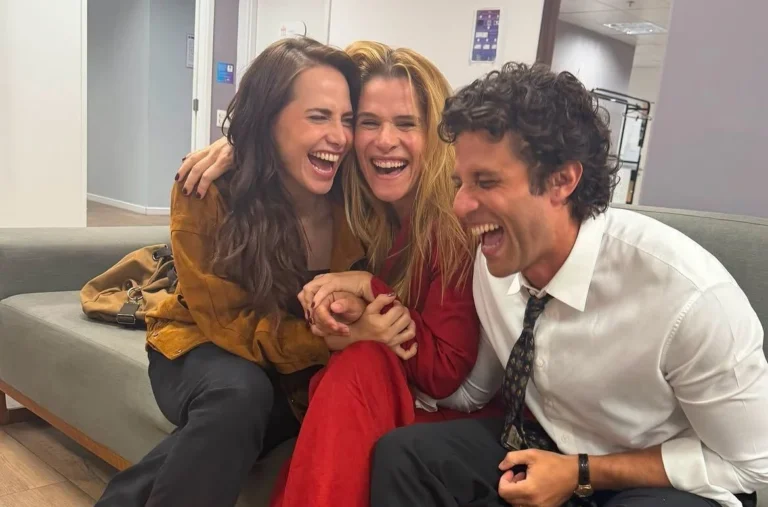 Chay Suede se declara em foto de Letícia Colin com Ingrid Guimarães