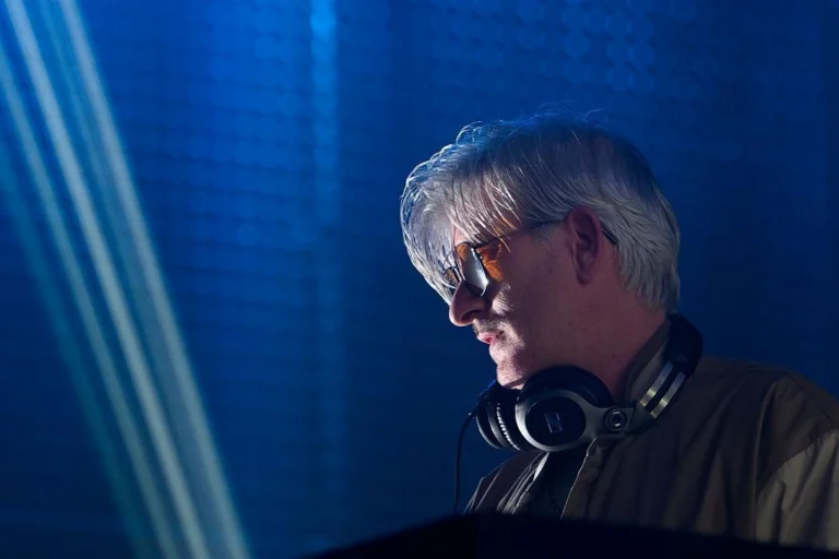 Kavinsky, DJ do hit “Nightcall”, é encontrado morto aos 50 anos