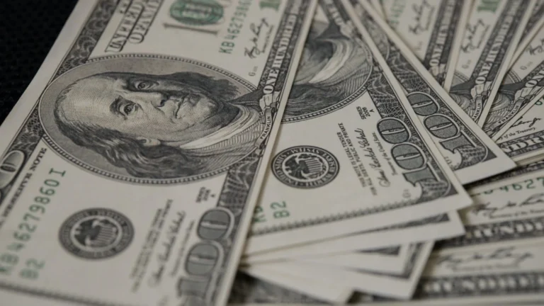 Dólar recua a R$ 5,10 com conflito no Oriente Médio no radar