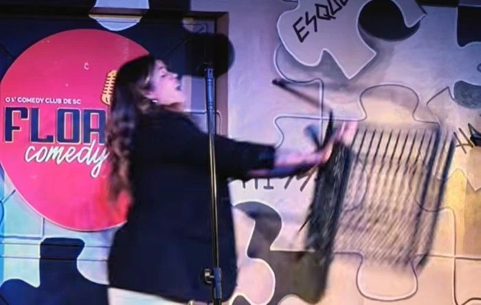 Comediante Fernanda Arantes leva cadeirada em show e compartilha cena