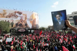 Multidão toma as ruas de Teerã no funeral do aiatolá Ali Khamenei
